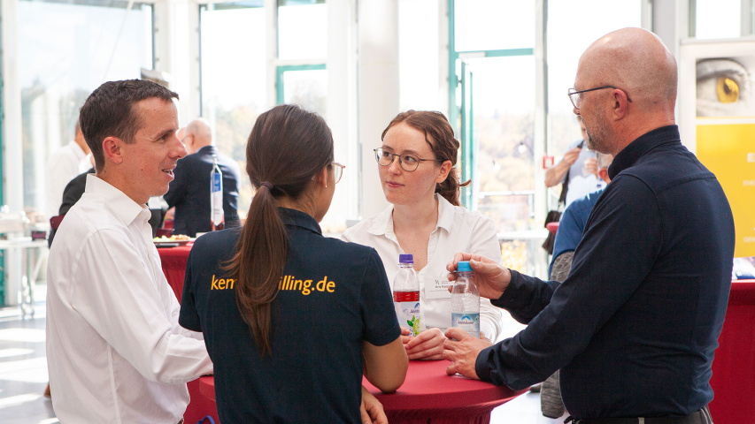 Vier Personen im Gespräch