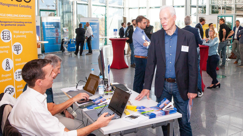 Drei Männer beim Unterhalten