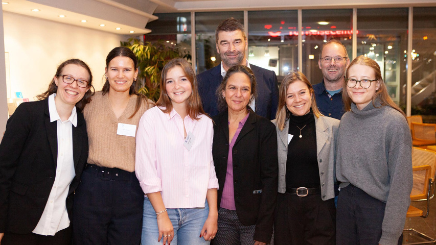 Teamfoto von sechs Frauen und zwei Männern