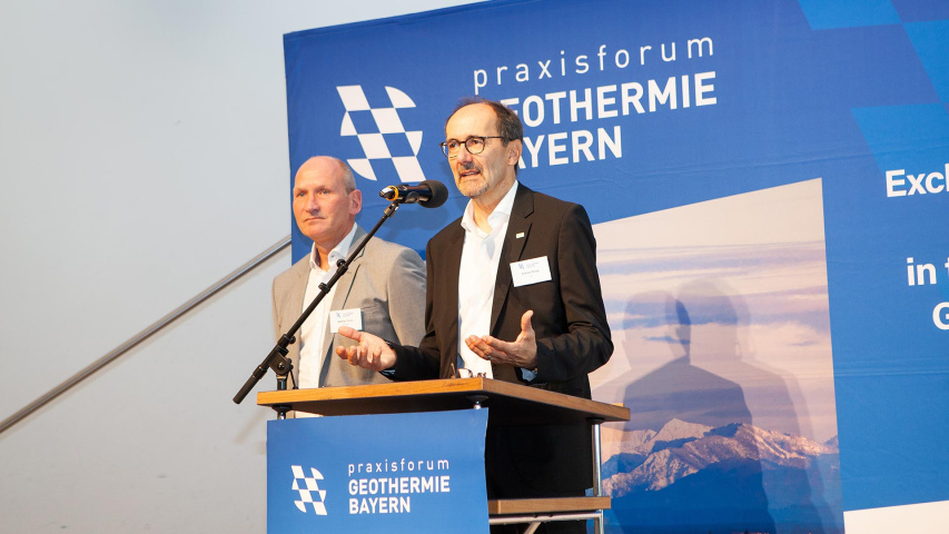 Zwei Männer vor einem Mikrofon