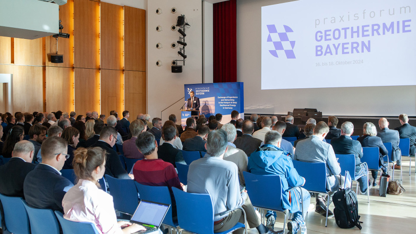 Menschenmenge im Vortragsraum