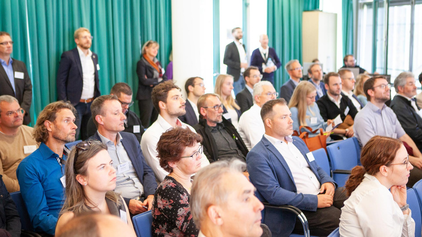 Personen sitzen im Vortragssaal